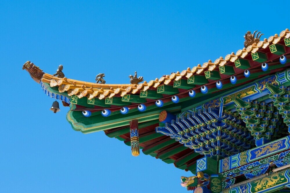 a Chines temple roof displays the principles of feng shui